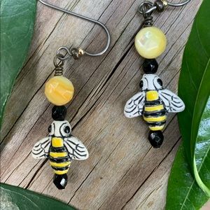 Porcelain Bee/Black Onyx/Faceted Yellow MOP